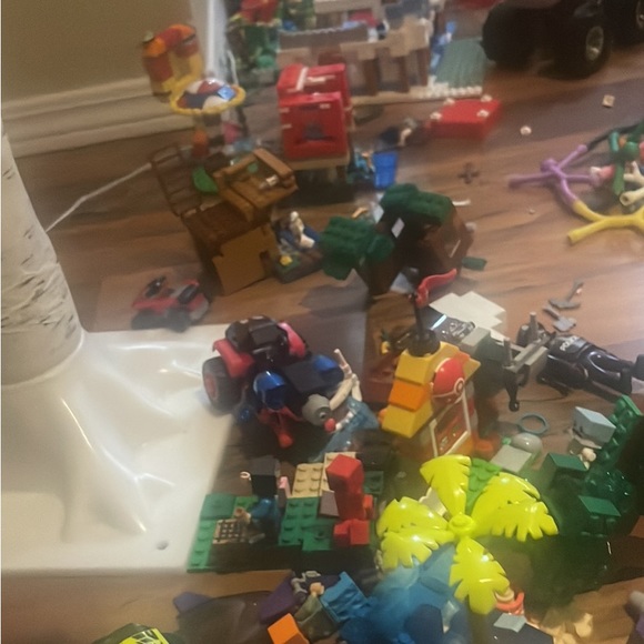 LEGO - 3000$+ worth minecraft, spiderman, Batman, cops, airplanes, pokemon etc - Picture 4 of 8